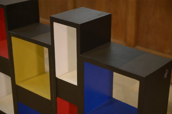 Image 1 of Plank 1960: een hedendaagse picturale interventie in de stijl van Piet Mondrian.