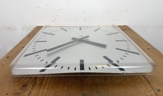 Image 1 of Horloge murale de bureau carrée vintage de Pragotron, années 1980