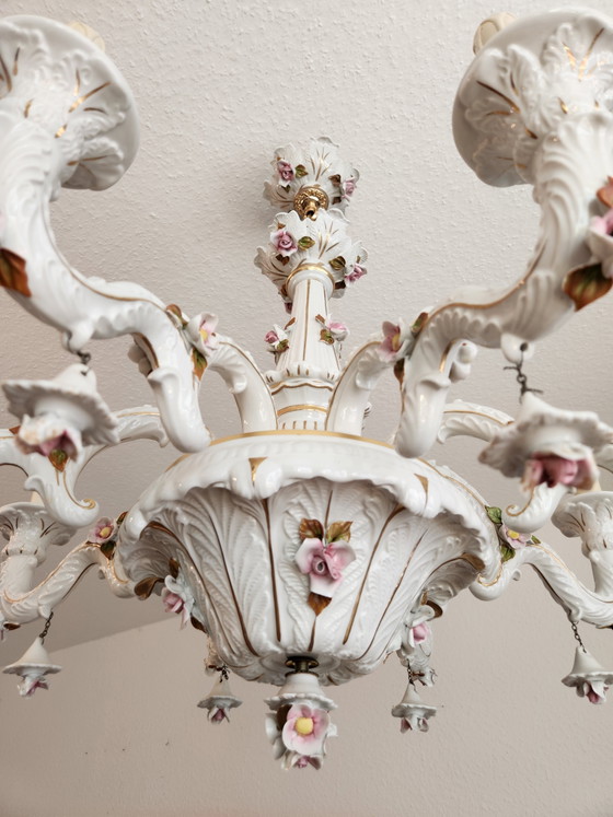 Lampadario a 8 bracci Mangani Ceramiche, in porcellana di Meissen Capodimonte, stile rococò barocco, dipinto (photo 9 of 40)