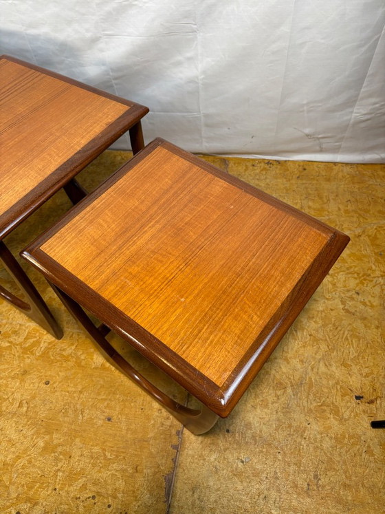 Ensemble de tables gigognes en teck style rétro vintage des années 50, signé G Plan (1960). Cet ensemble de (photo 6 of 12)