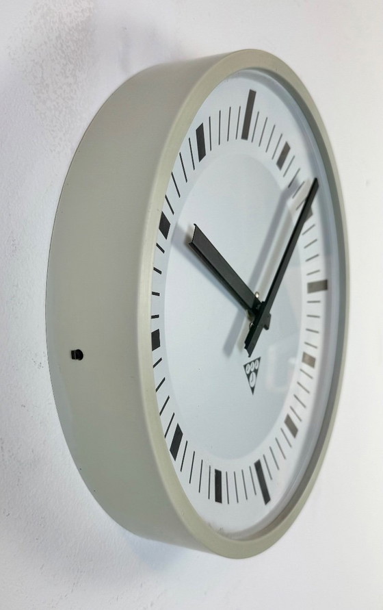Image 1 of Orologio da parete industriale in bachelite grigia di Pragotron, anni '70