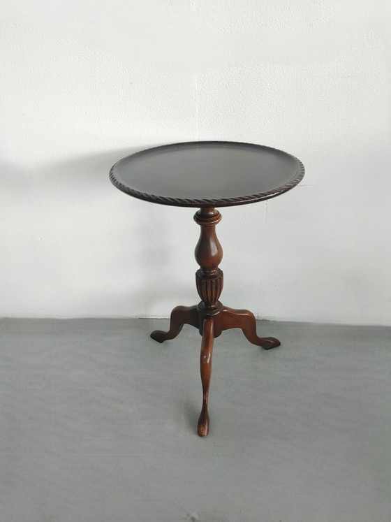'Grandma Chic' Antique English Wine Table / Tripod Side Table (Solid Mahogany, Circa 1890) – With Glass Top (photo 11 of 12)