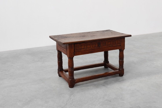 Image 1 of Mesa auxiliar de roble tallada a mano en estilo wabi wabi, España, Siglo XVII