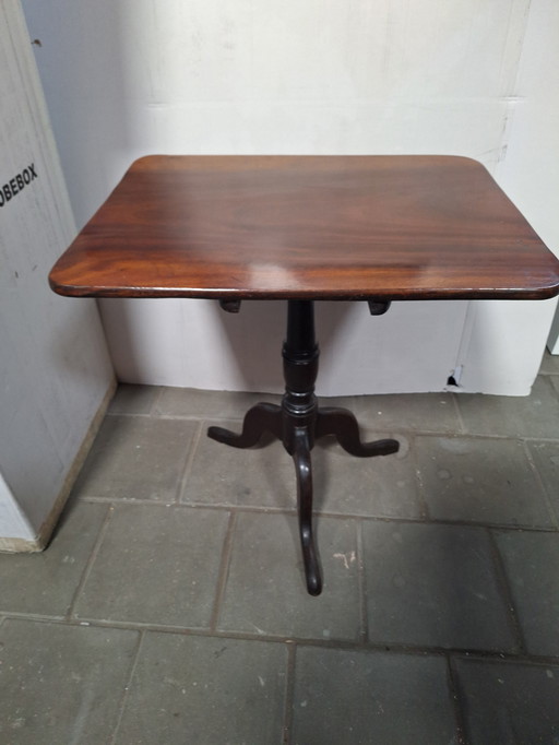 Mesa auxiliar antigua de caoba