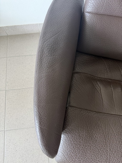Sillón reclinable DeSede DS2850 de cuero marrón para el cuello.