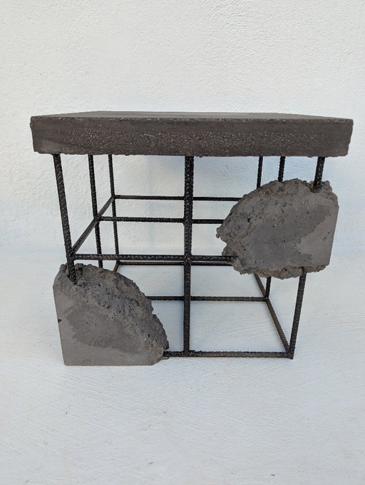 Table sculpturale brutaliste en béton et acier – Wallavibe Design