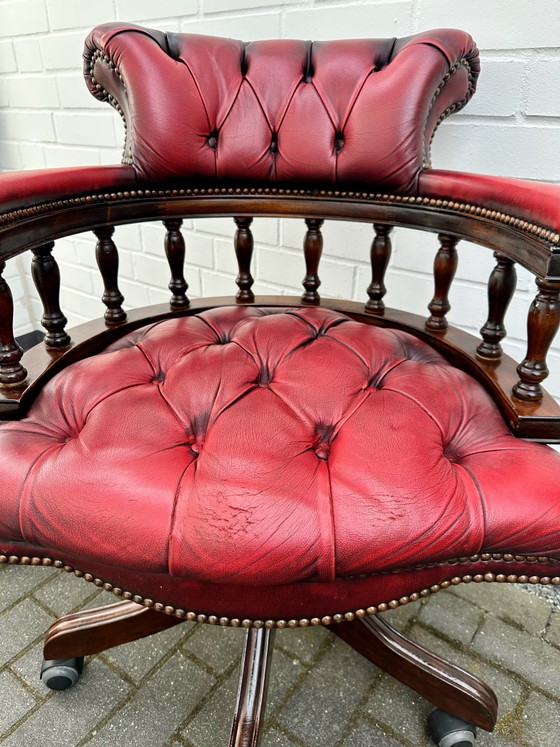 Poltrona da Capitano Chesterfield Inglese Vintage Sedia da Ufficio Mogano, Sedie da ufficio, Pelle, Rosso (foto 8 di 15)