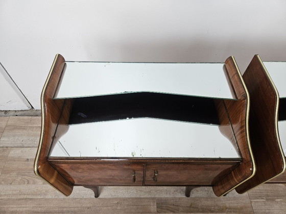 Image 1 of Mesitas de noche de madera de nogal con tapa de cristal doble.