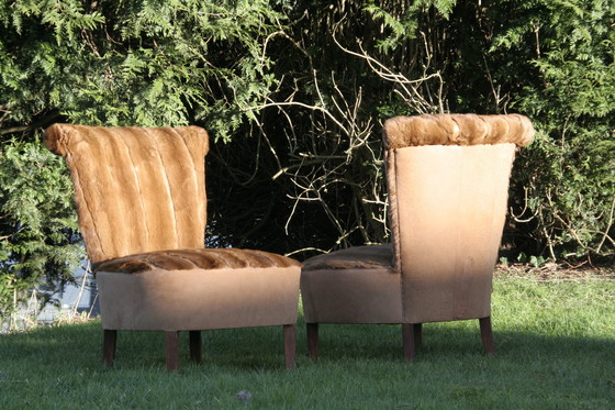Image 1 of 2 identieke, antieke fauteuils met bekleed met bont en leer