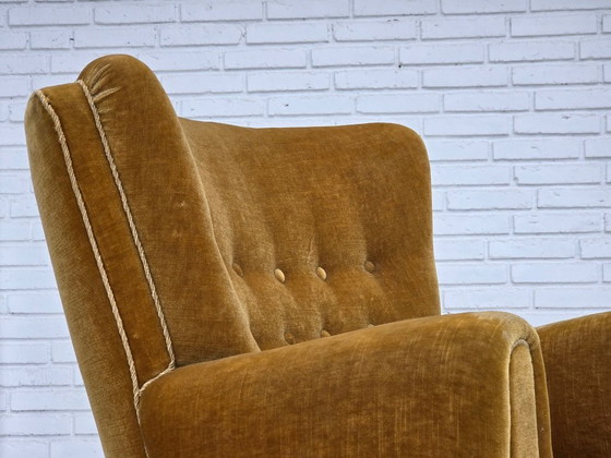 Image 1 of Fauteuil relax danois des années 1960, revêtement d'origine en velours jaune miel.