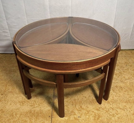 Image 1 of Table basse ronde rétro vintage en teck du milieu du siècle par Nathan 1960 Trinity Set