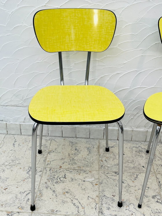 Image 1 of Een paar vintage chromen gele Formica keukenstoelen