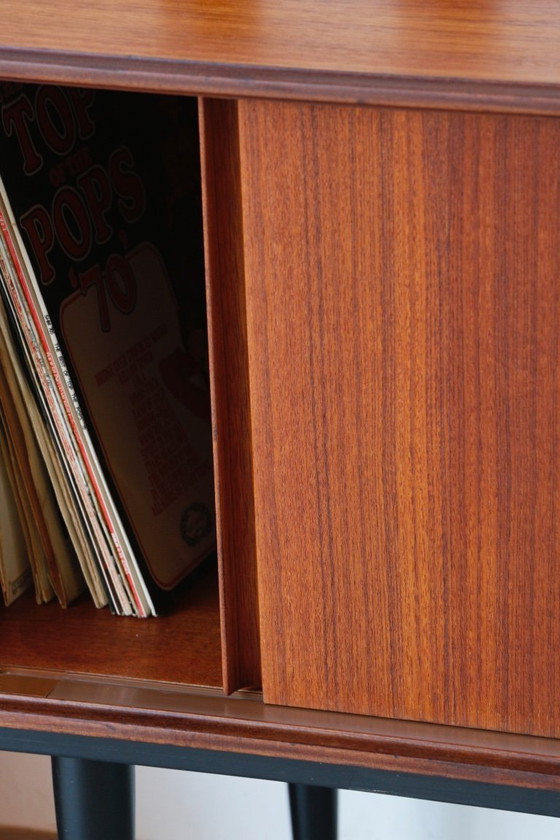 Image 1 of Mobiletto vintage in vinile con piano in teak (anni '60)