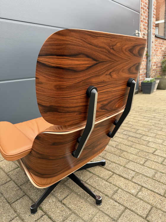 Image 1 of 2 poltrone lounge Vitra Eames XL originali con poggiapiedi, in pregiata pelle color cognac e palissandro Santos, NUOVE!!