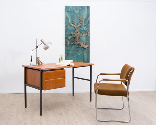 Bureau in mid-century modern stijl uit de jaren 60, met een strak, modern design. Teakhout.