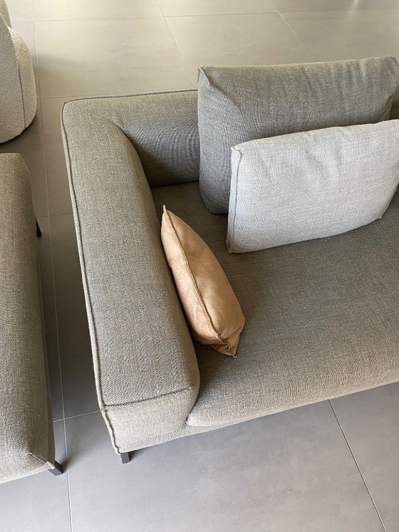 Image 1 of Divano modello Aikon in stock con pouf/ottomana con gambe nere