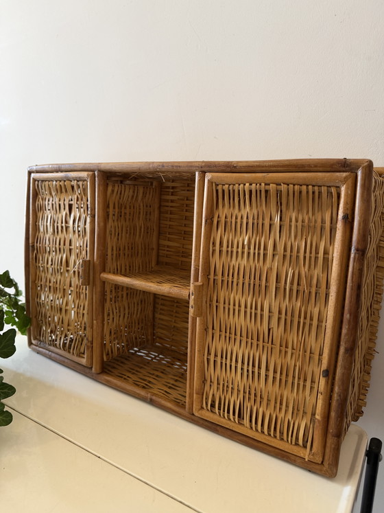 Image 1 of Rotan kastje met deurtjes