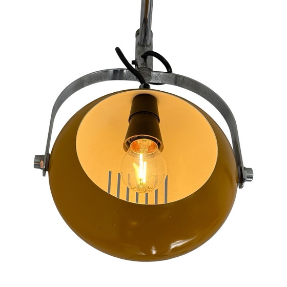 Image 1 of Herda - Lampada da parete spaziale - Paralume giallo, base nera e montante cromato (modello raro)