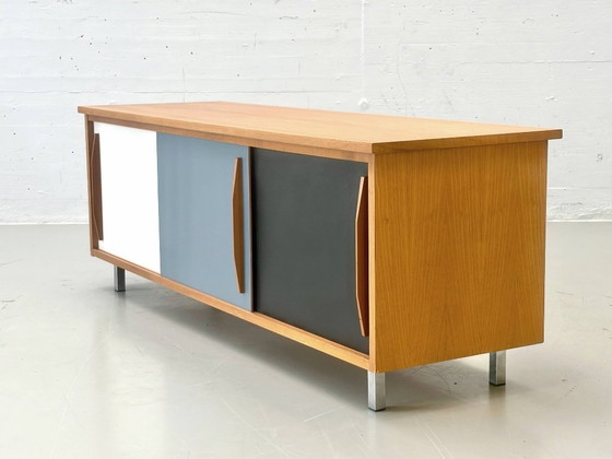 Aparador suizo de mediados de siglo con puertas correderas, fabricado por Wohnbedarf AG Basel en los años (photo 8 of 16)