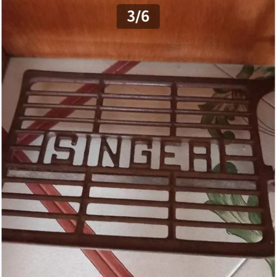 Image 1 of Singer naaimachine uit de jaren 60 met kast.