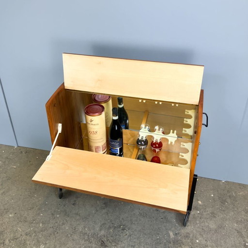 Mueble bar con ruedas y espejos interiores, nogal, años 60