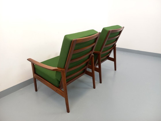 Image 1 of Een paar vintage Scandinavische fauteuils van teakhout met groene stof uit de jaren 60.