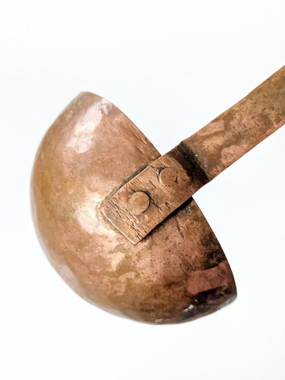 Image 1 of Grande mestolo vintage in rame con manico inciso a mano, decorazione da cucina in stile primitivo europeo.
