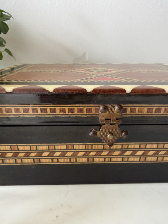Image 1 of Boîte de rangement en bois à motif incrusté