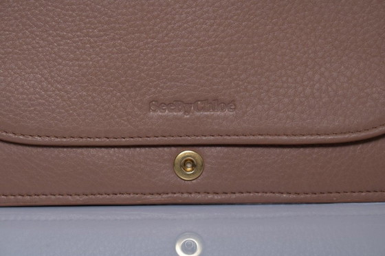 Image 1 of Borsa da sera Polina in pelle con bordo smerlato di See By Chloe.