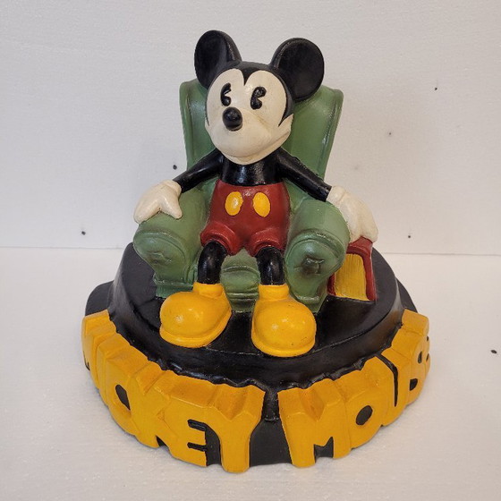 Image 1 of « Mickey Mouse dans son fauteuil de lecture », céramique, Démons &amp; Merveilles, vintage, années 90 – France