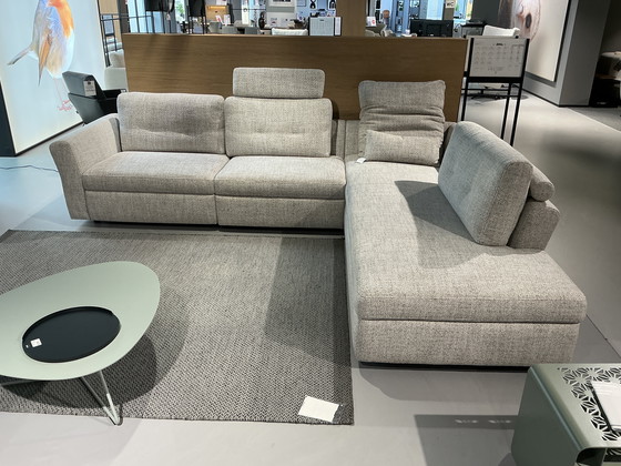 Image 1 of Sillón Moome Bas con modelo de exposición relax