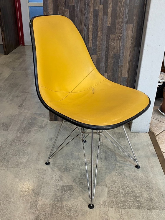 Image 1 of Sedia vintage anni '50/'60/'70 di Eames Herman Miller in fibra di vetro rivestita in vinile giallo.