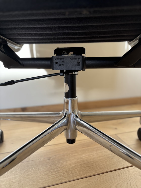 Image 1 of Eames ea 119 bureaustoel
