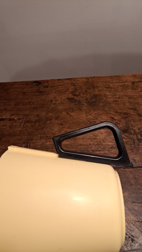 Image 1 of 2 jarras negras y amarillas (grande y pequeña) de melamina