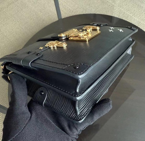 Image 1 of LOUIS VUITTON TRUNK CLUTCH - EPI LEER ZWART MET GOUDEN BESLAG