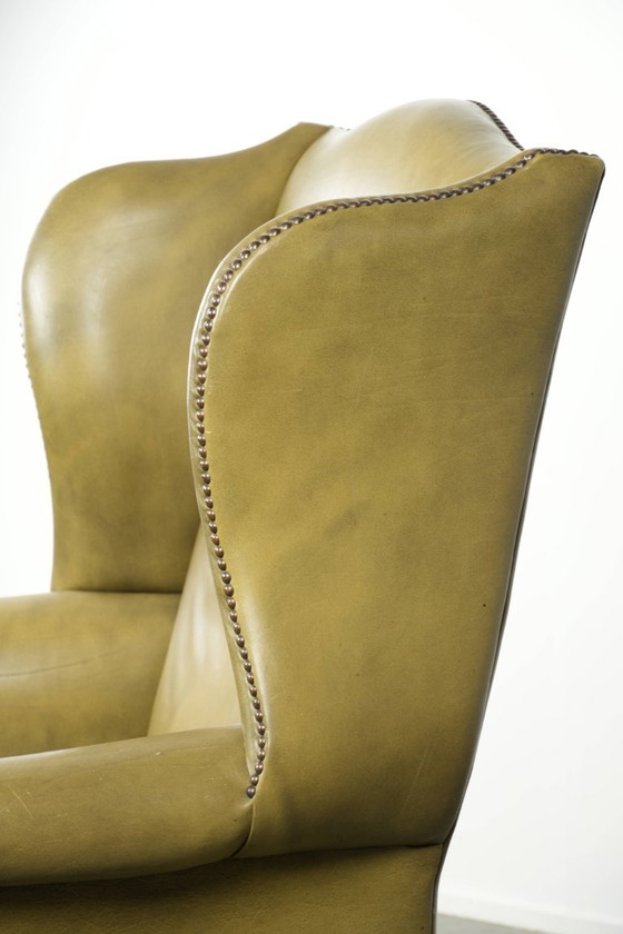 Image 1 of Fauteuil à oreilles ancien et élégant en cuir de vachette vert, de style classique de maison de campagne anglaise.