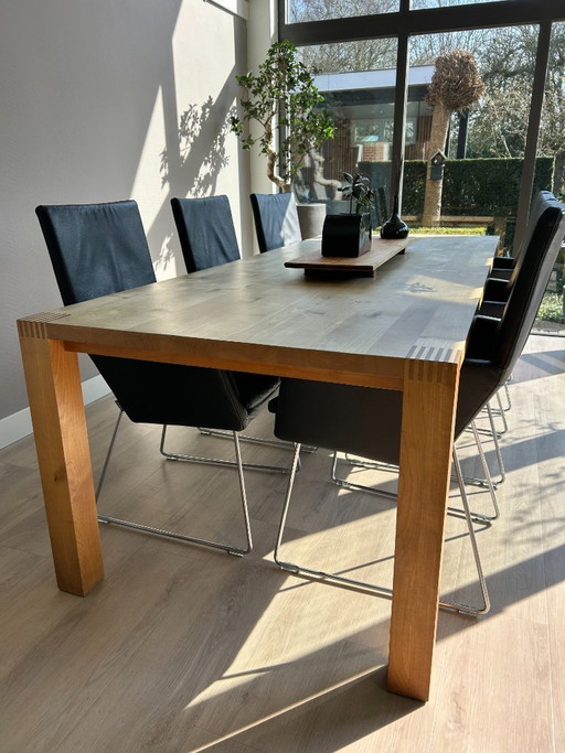 Tavolo Pilat & Pilat da 250 cm in legno massello di olmo, ideale per pranzi e conferenze.