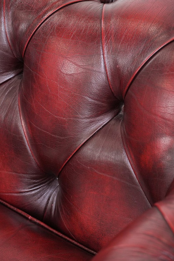 Image 1 of Chesterfield-Club-Sessel aus rotem englischem Rindsleder mit Ziernieten