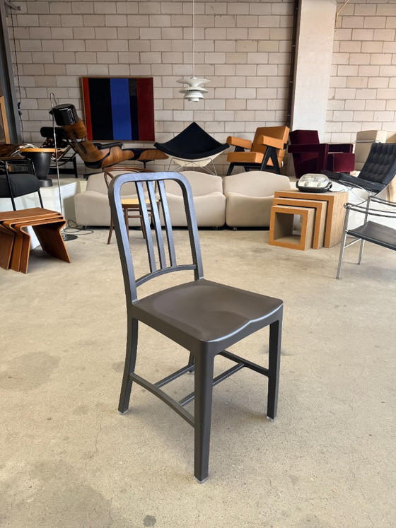 Emeco Coca Cola chair, Wilton Carlyle Dinges (voorraad: 6), Eetkamerstoelen, Kunststof, Grijs, Modern (foto 2 van 9)