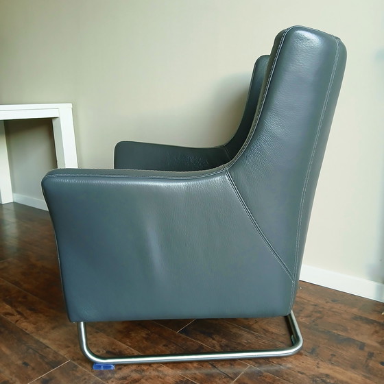 Image 1 of Eleganter anthrazitfarbener Ledersessel „Mace“ von Mammouth, erhältlich bei maxfurn