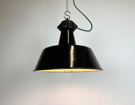 Image 1 of Industrielle Fabriklampe aus schwarzem Emaille mit gusseisernem Aufsatz, 1960er Jahre