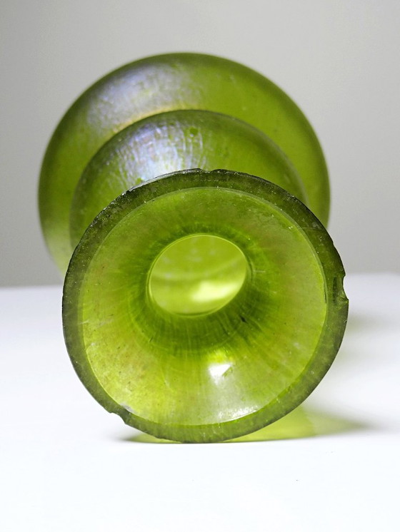 Image 1 of Piccolo vaso Art Nouveau in vetro soffiato verde iridescente, antico 1900-1915