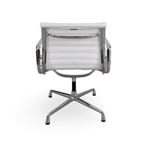 Image 1 of Sedia originale Vitra Charles & Ray Eames EA 108, in pelle, bianco/crema