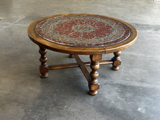 Brutalistische ronde salontafel van hout en veelkleurig leer met dierenriemdecoratie. – Wood, Leather