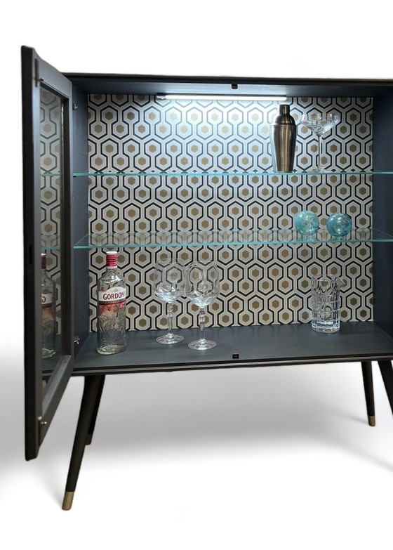 Image 1 of Mid Century Modern vitrinekast in grijs met goud | The Vintage Vibe