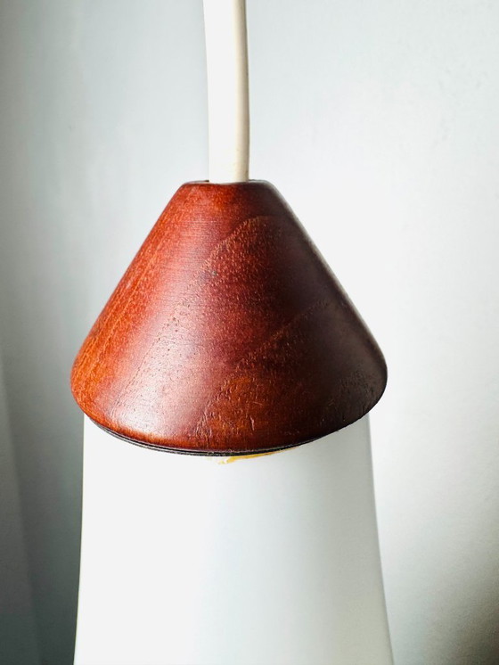 Image 1 of Applique Murale à Un Bras en Verre Opalin par Uno & Östen Kristiansson pour Luxus, Suède, 1960s