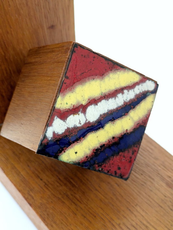 Image 1 of Fermalibri in legno di metà secolo con cubo smaltato, design geometrico modernista, anni '60