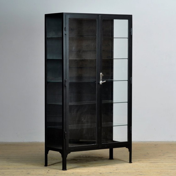 Image 1 of Medizinischer/Vitrinenschrank aus schwarzem Eisen, 1930er Jahre
