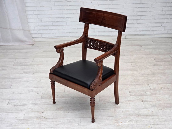 Image 1 of Jaren 1920-1930, Set van 2 fauteuils, ontwerp naar Georges Jacob, gesneden teakhout, leer, opnieuw gestoffeerd.