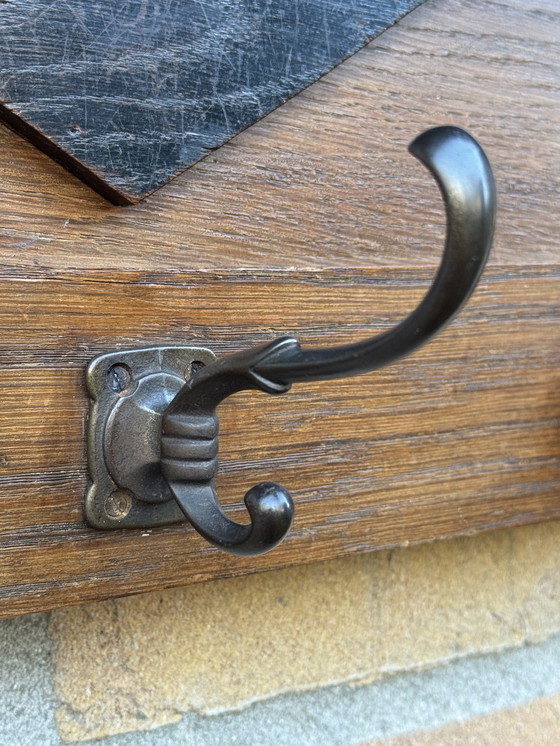 Image 1 of Porte-manteau de l'école d'Amsterdam | vers 1920 | Chêne massif | Une pièce qui attire tous les regards